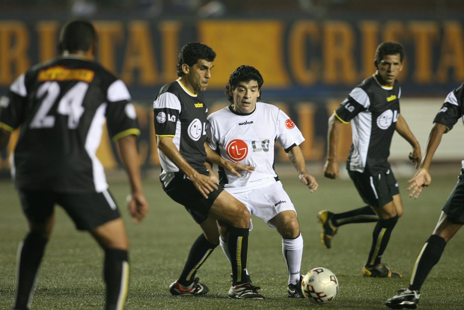 Álvaro Barco junto a Maradona en amistoso (Foto: GEC)