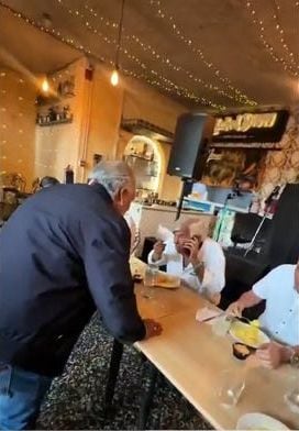 César Sandoval encaró a Popy Olivera en restaurante.