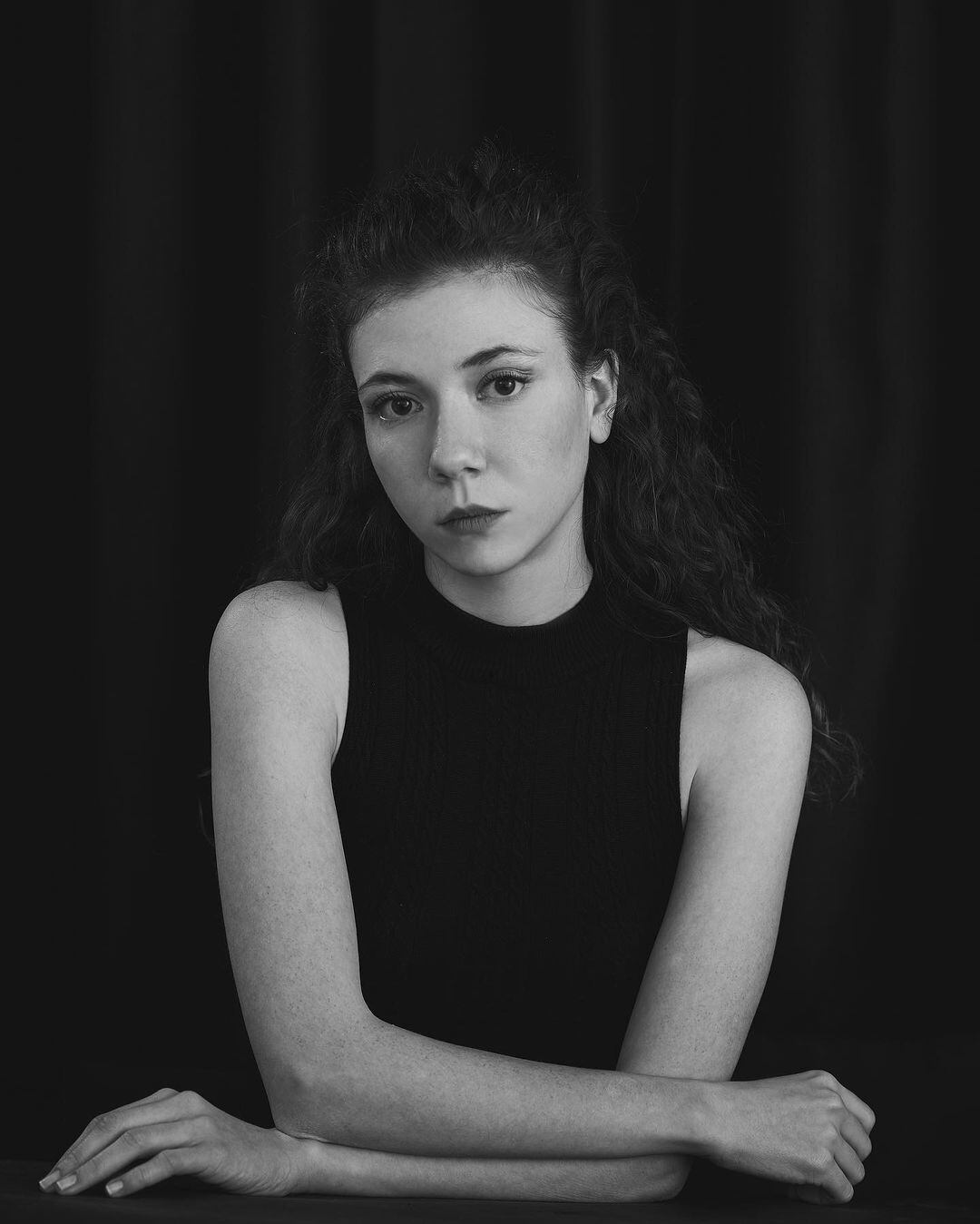 Un retrato en blanco y negro de la intérprete (Foto: Ece Yüksel / Instagram)