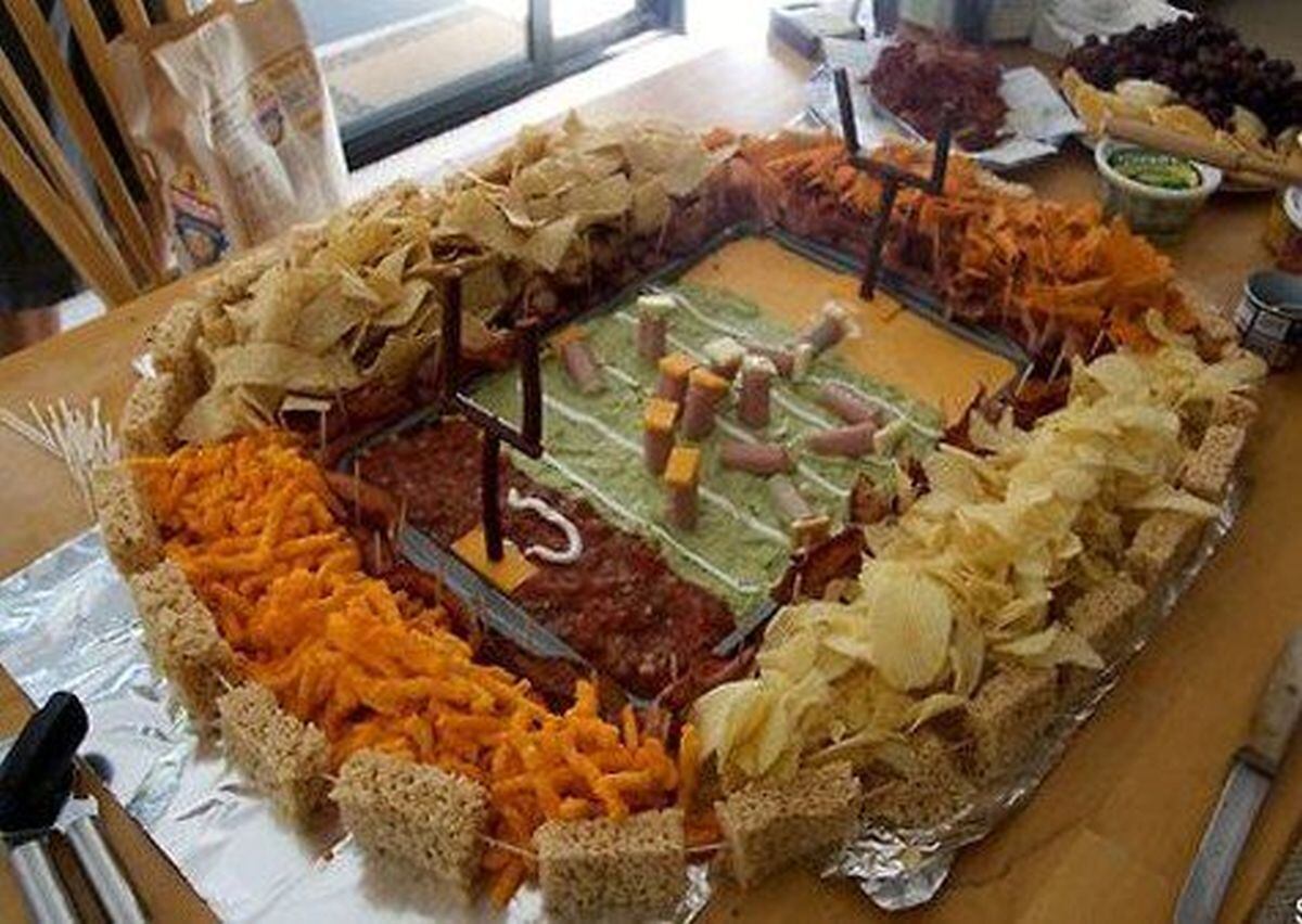 Ya sea en casa, el estadio o bares, todos acompañarán el partido con su "cargamento" de comidas y piqueos (Foto: Pinterest)