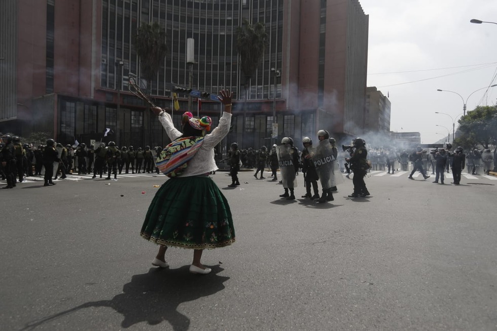 Manifestantes pugnan por llegar al Congreso durante mensaje a la Nación de Dina Boluarte. Foto: Cesar Campos/@photo.gec