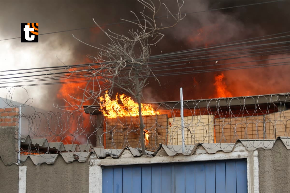 Fuerte incendio se desata en depósito de plásticos