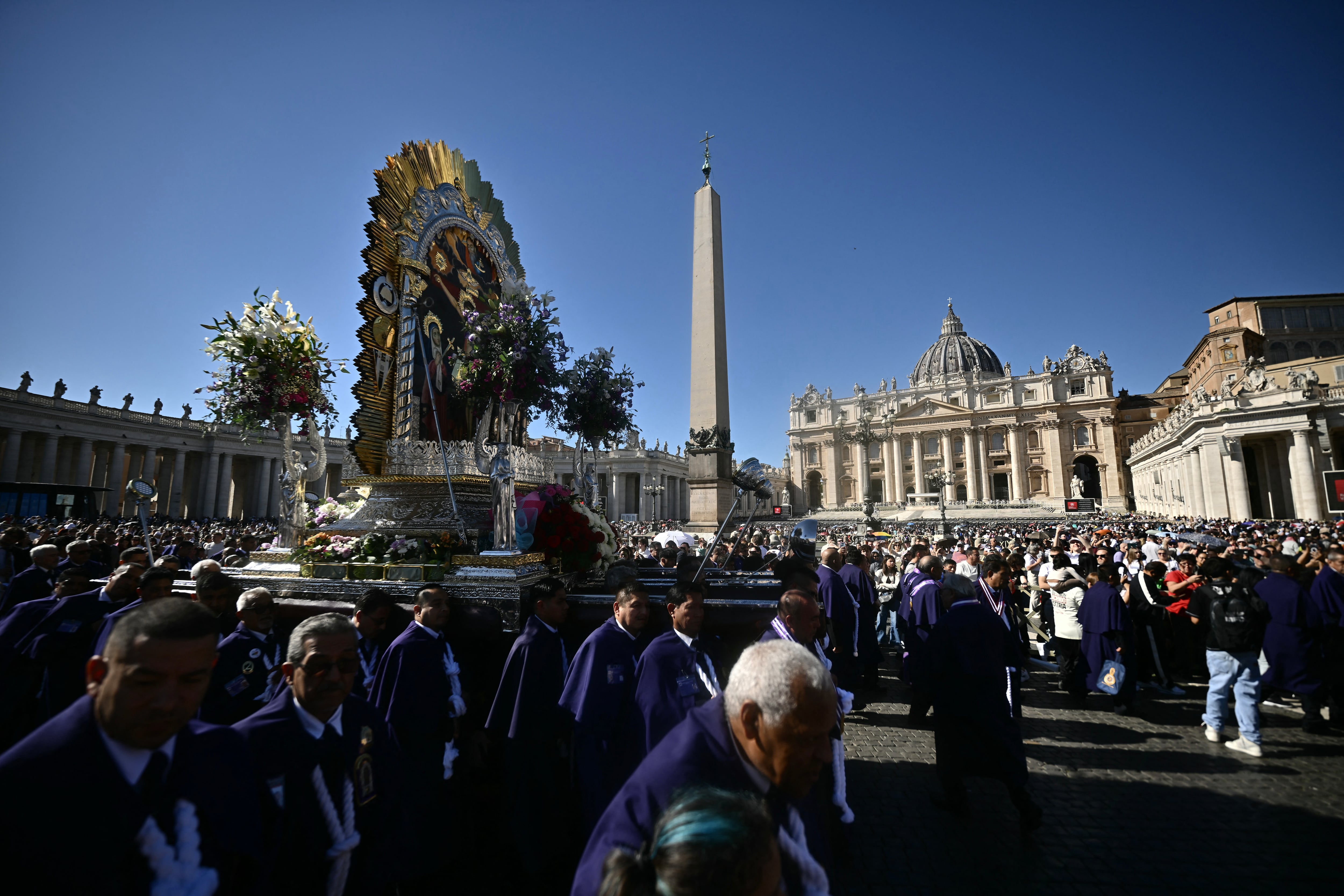 Miembros de la comunidad peruana portan una imagen del Señor de los Milagros antes del rezo del Ángelus del Papa León XIV en la Plaza de San Pedro, en el Vaticano, el 11 de octubre de 2026. (Foto de Filippo MONTEFORTE / AFP).