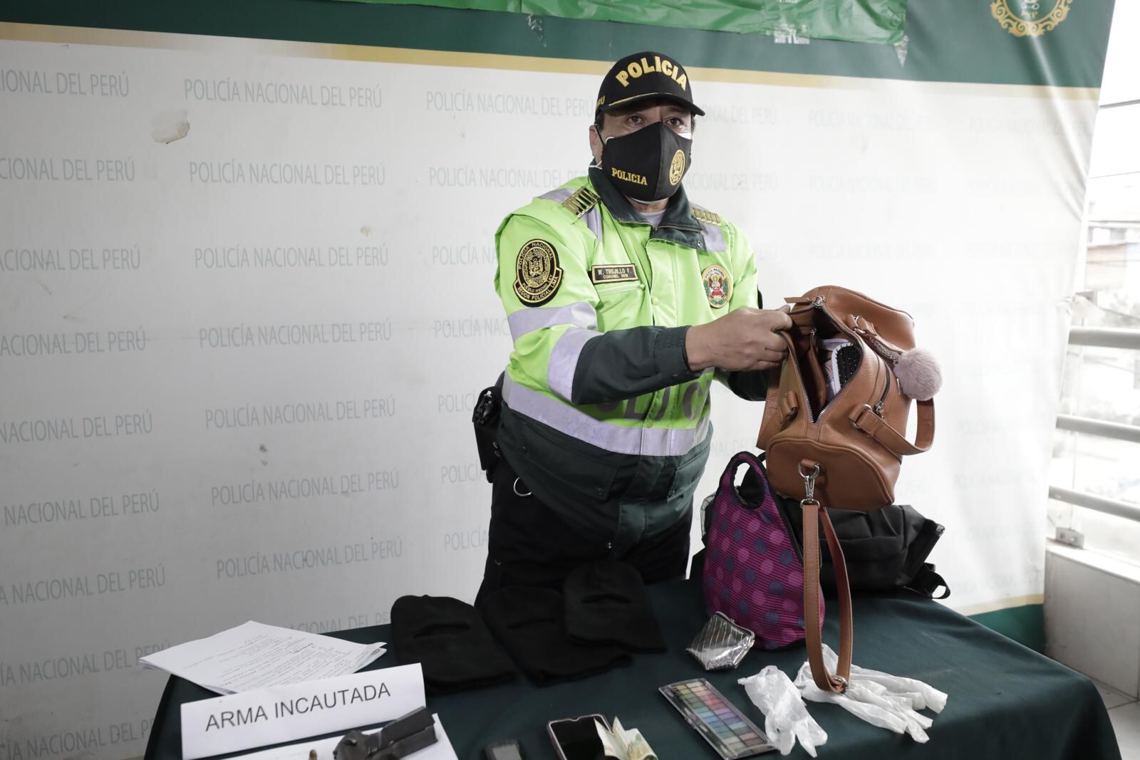 Cayeron con pasamontañas, carteras y celulares robados. | Foto: Jessica Vicente