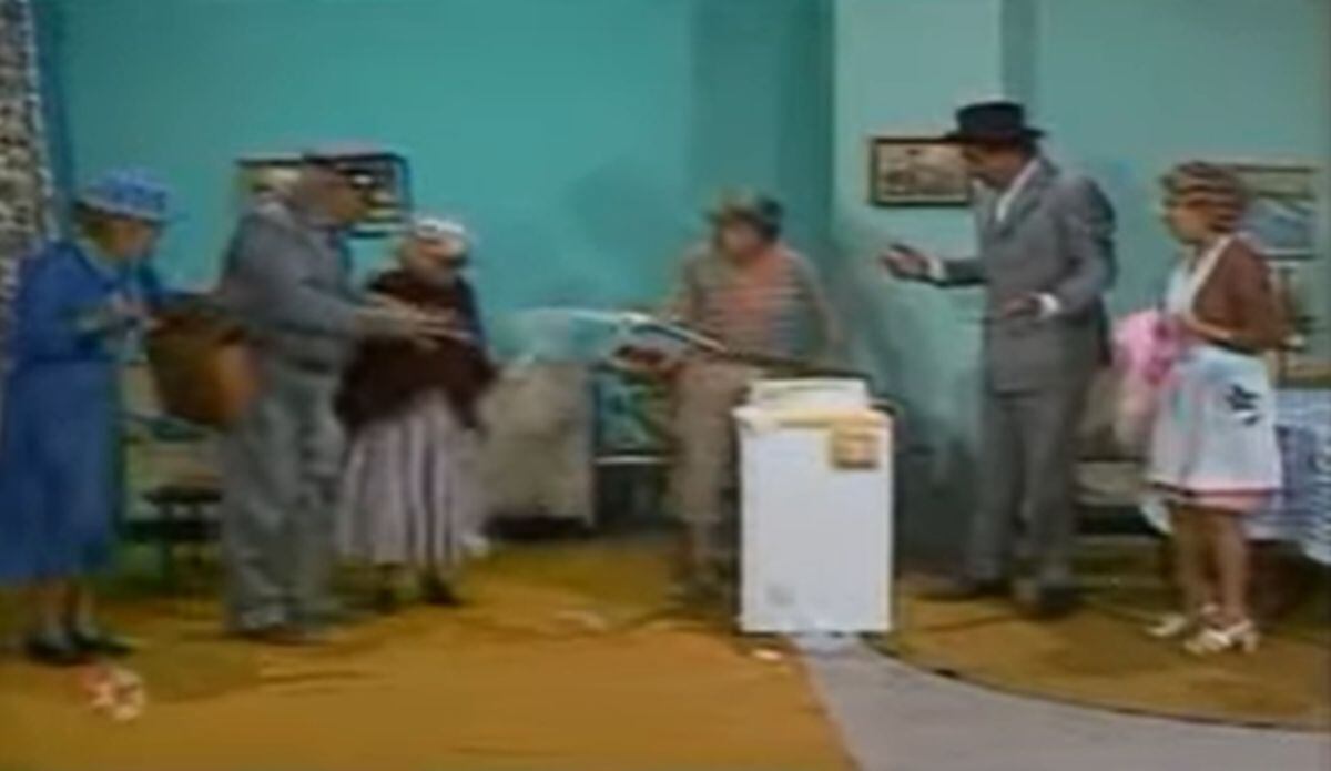 El Chavo empieza a mojar a todos en su afán de detener que la espuma siga aumentando en la lavadora (Foto: Televisa)