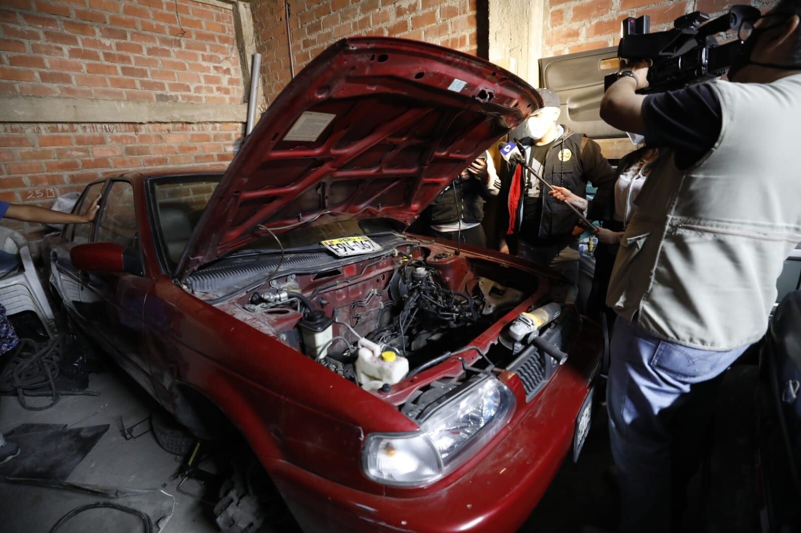 Policías recuperaron dos autos robados y accesorios de otros en seudo taller de mecánica que funcionaba en edificio de Chorrillos. | Foto: César Bueno