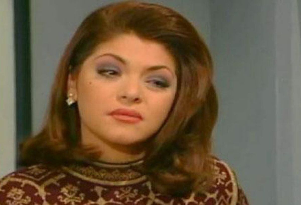 El papel antagónico cayó sobre Itatí Cantoral e inmortalizó el personaje de Soraya Montenegro y pasó a la historia de la televisión con la escena de la maldita lisiada.