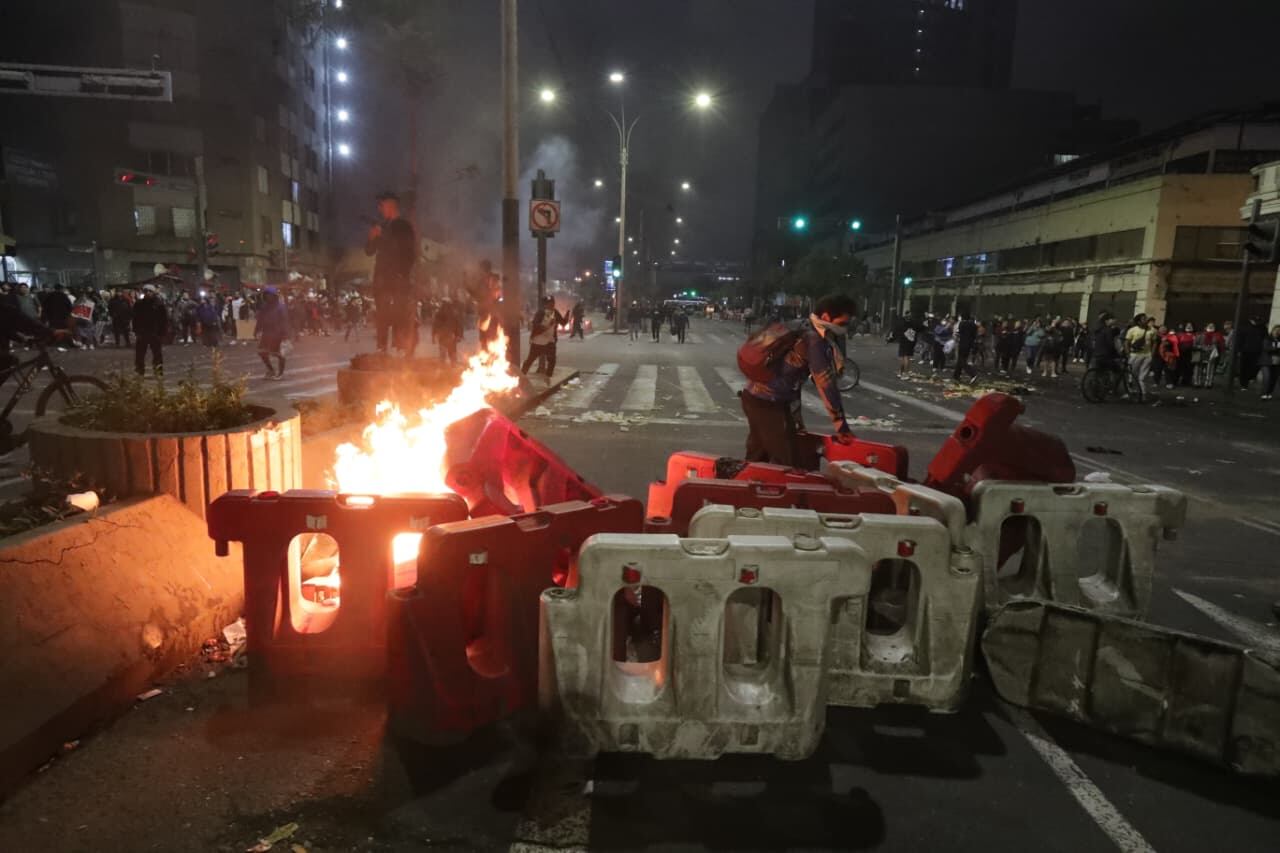 La protesta avanzó hacia la avenida Abancay donde se registraron incendios de mobiliario urbano y lanzamiento de gas lacrimógeno por parte de la Policía. Foto: Julio Reaño/GEC