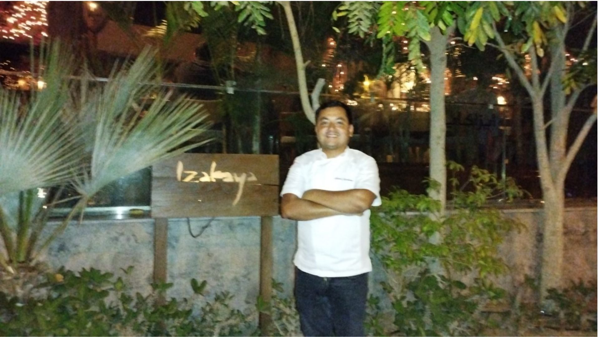 Chef peruano, Martín Rodríguez. en el frontis de 'Izakaya' (Foto: Carla Chevez)