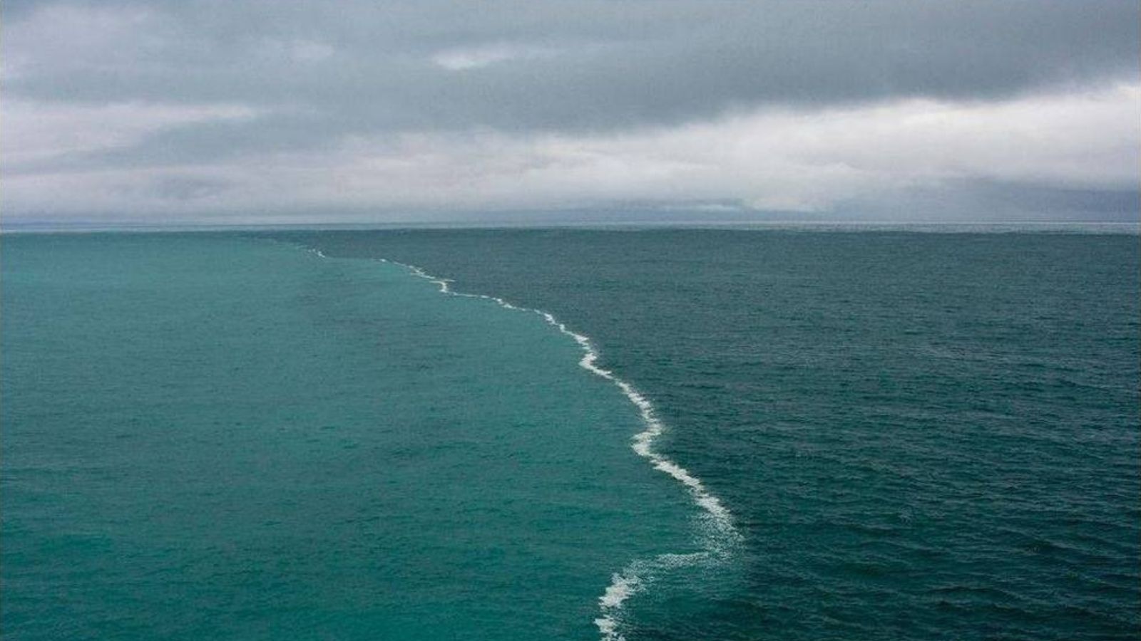 Son una masa continua y extensa de agua salada, pero no lo mismo. Foto: COPE