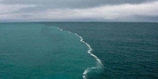 Son una masa continua y extensa de agua salada, pero no lo mismo. Foto: COPE