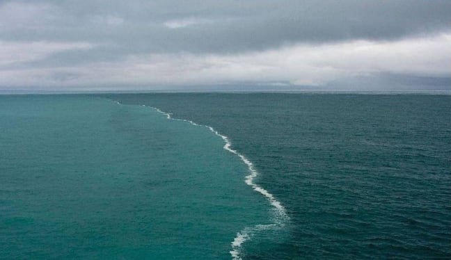 Son una masa continua y extensa de agua salada, pero no lo mismo. Foto: COPE
