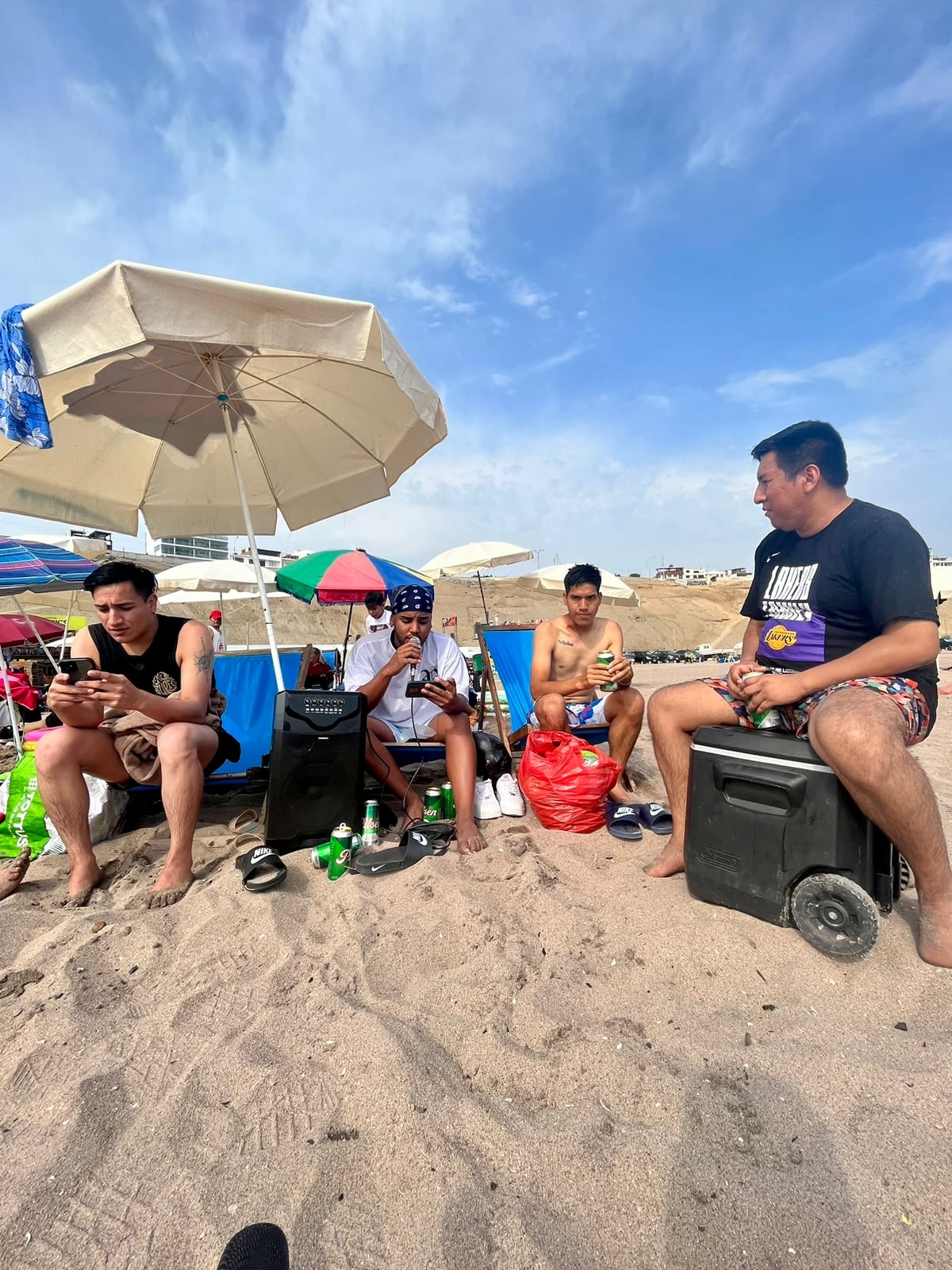 Algunos playeros realizan concurso de karaoke