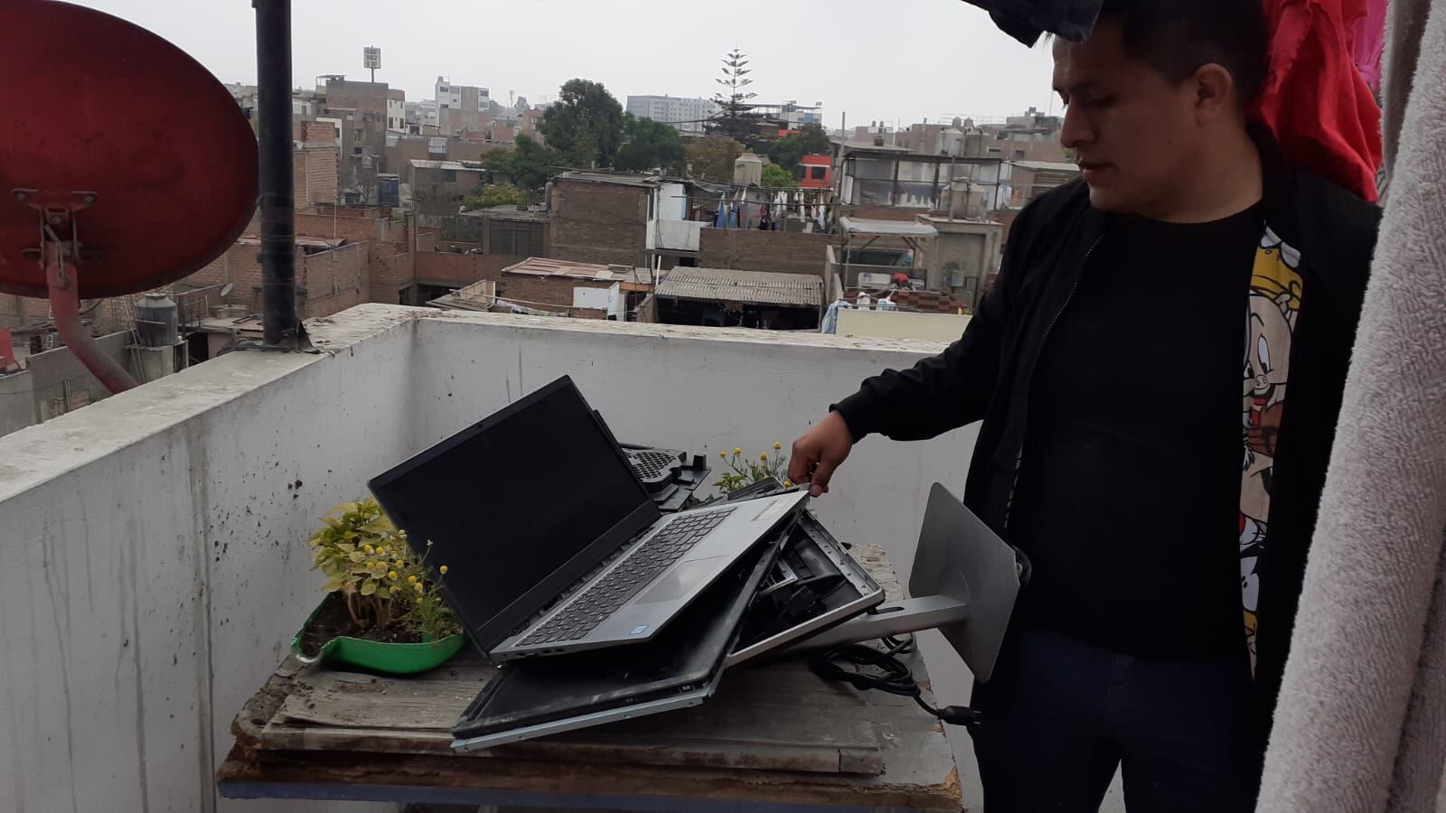 Un venezolano intentó asesinar al joven Dandy Rosales Roque (29), destrozó sus equipos electrónicos y le robó siete mil soles de sus ahorros. (foto: Mónica Rochabrum/Trome)