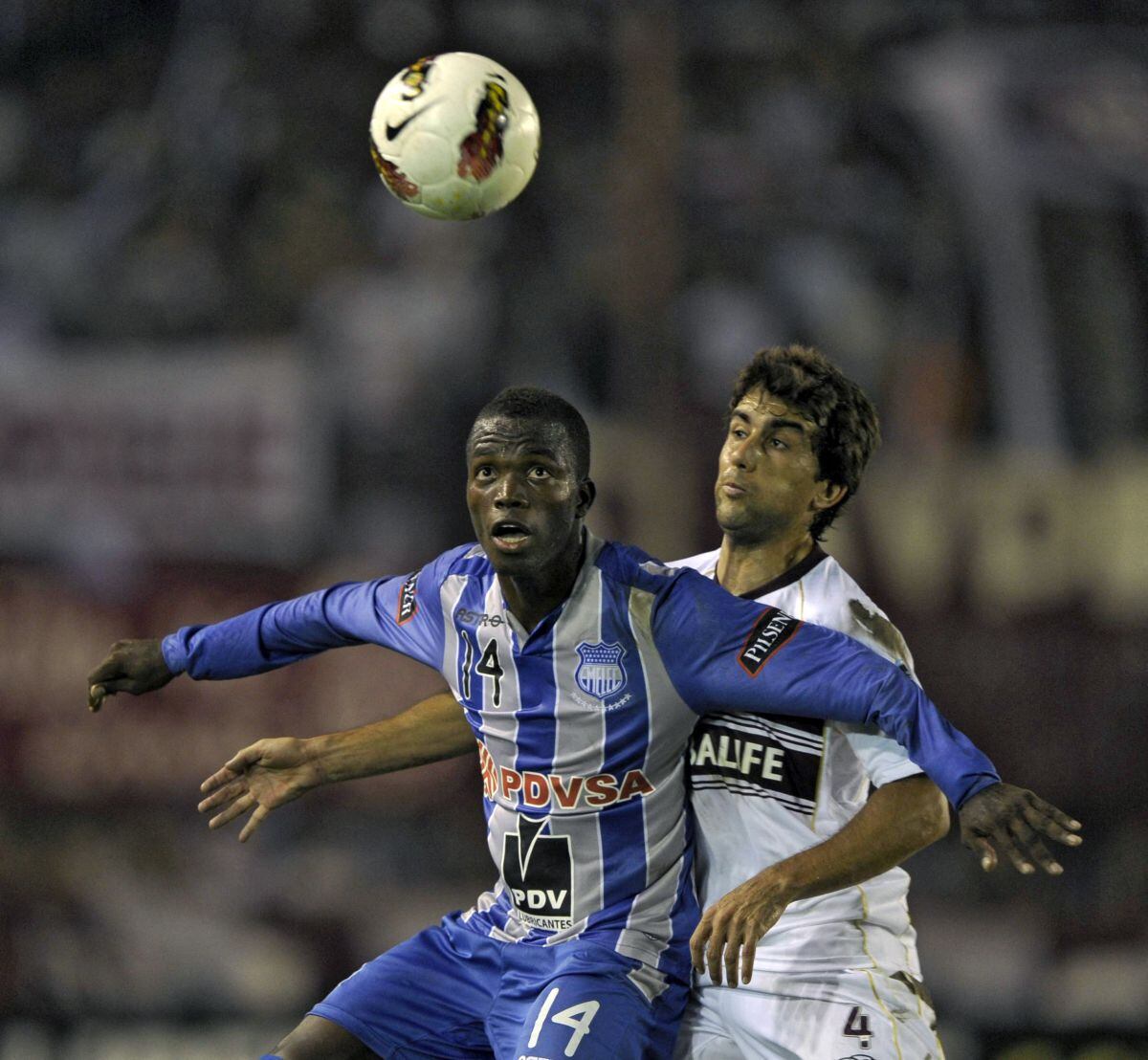 Valencia defendiendo la camiseta azul de Emelec en una Copa Libertadores 2012 (Foto: AFP)
