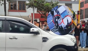 ¡Ataque salvaje en pleno centro de Trujillo! Sicarios disparan más de 20 veces contra camioneta y dejan tres heridos