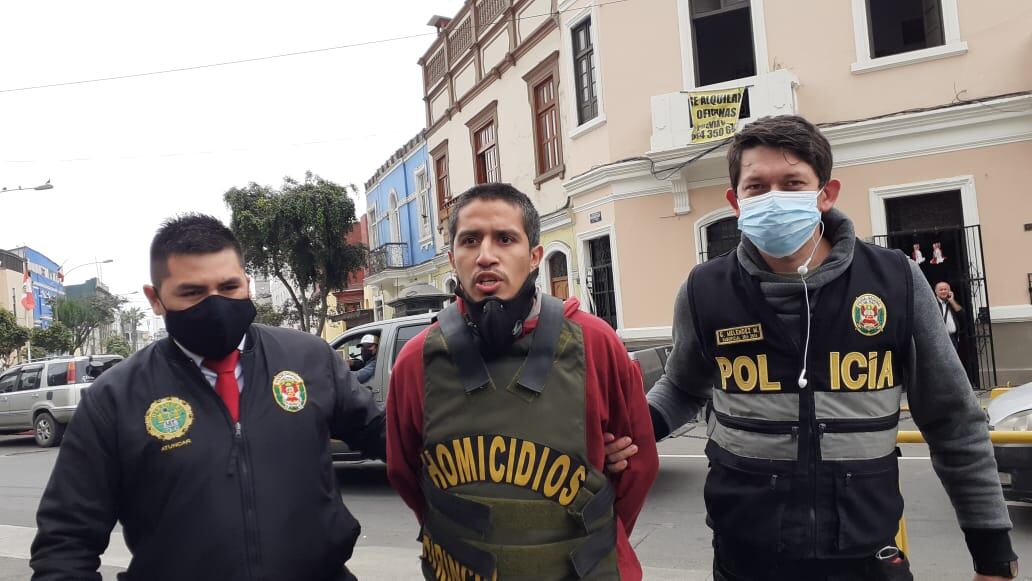 Policías de la División de Inteligencia y Homicidios de Dirincri capturaron a Kelly Rojas Paucar (32) y su pareja Miguel Ángel Cigarrostegui Cavalier (36), con una orden de requisitoria por el delito de parricidio de la hija de la mujer. (fotos: MÓNICA ROCHABRUM/TROME)