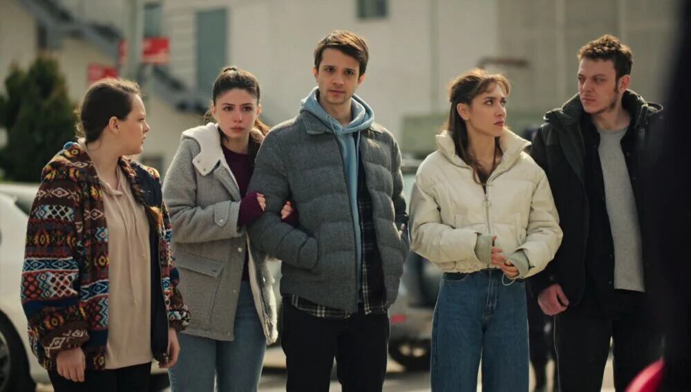 Serdar pone en peligro a Çinar y sus amigos en la telenovela turca "Secretos de familia" (Foto: Ay Yapım)