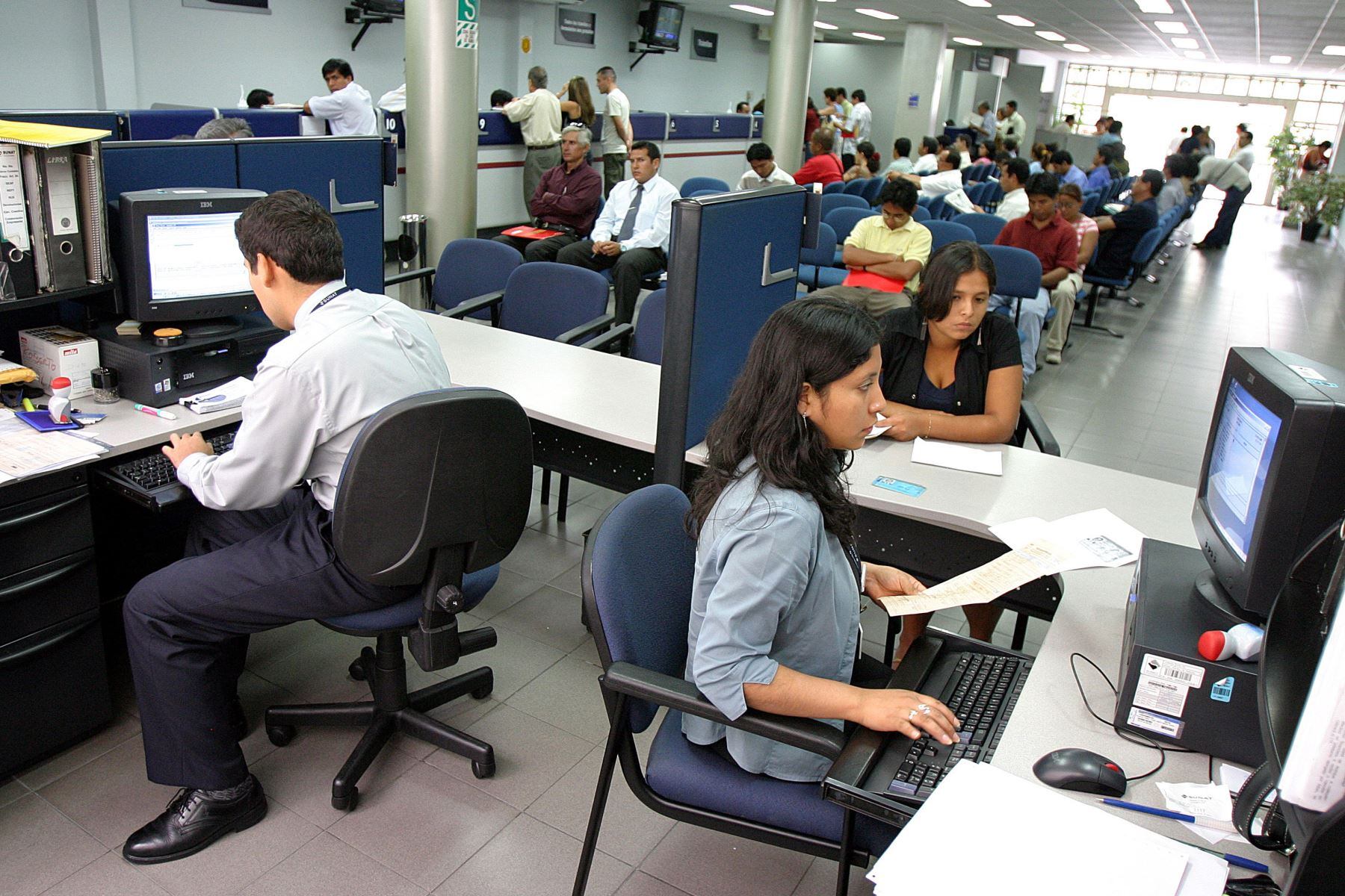 Los trabajadores del sector público también recibirán un monto como parte de la reactivación económica. (Foto: Andina)