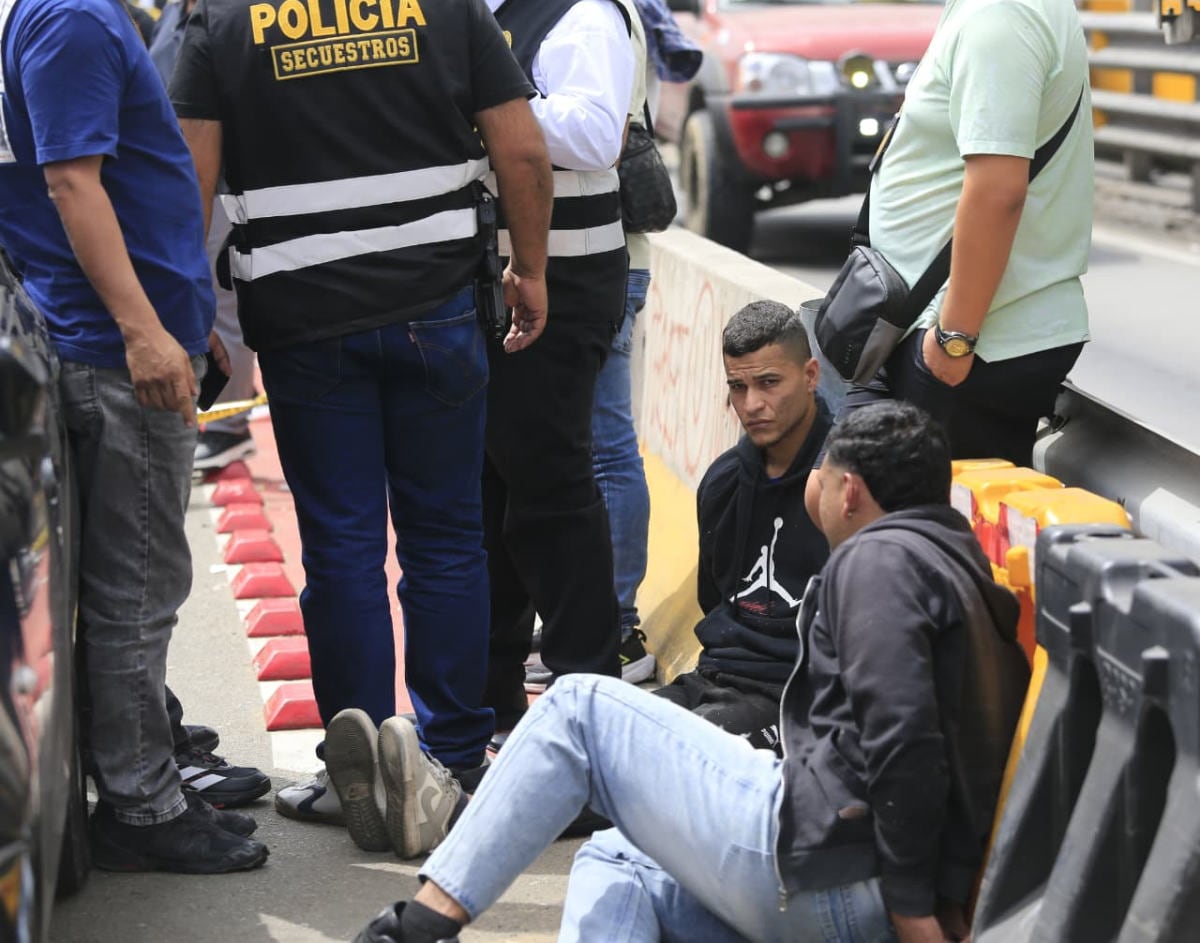 En Ate, la Policía frustra secuestro y rescata a víctima. Agentes abatieron a uno de los delincuentes y detuvo a otros dos en el peaje de Monterrico. Foto: Cesar Bueno@photo.gec