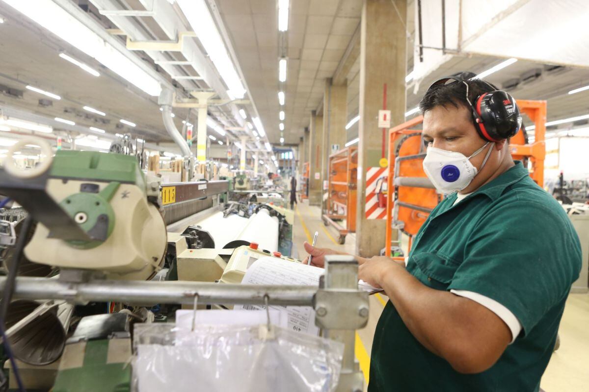 Los trabajadores que laboren durante cualquiera de los días que son considerados como feriados nacionales en nuestro calendario, recibirán hasta triple remuneración, dependiendo del acuerdo que tengan con su empleador (Foto: Andina)