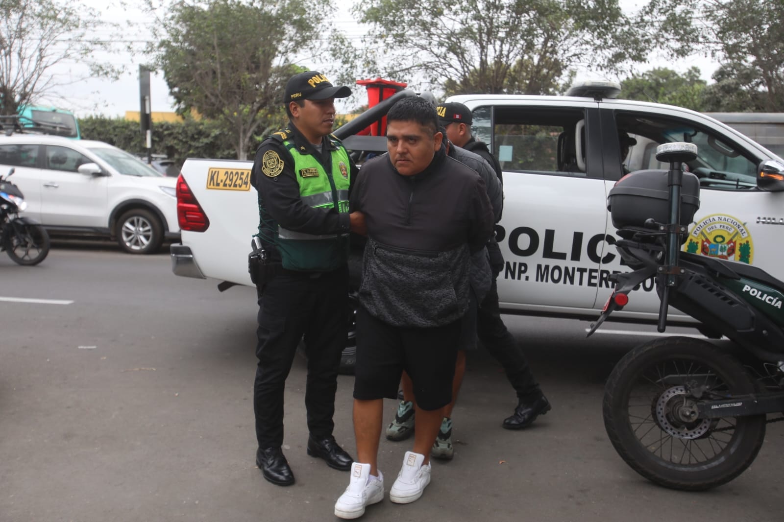 Policías de la comisaría de Monterrico atraparon a malhechores. (@photo.gec)