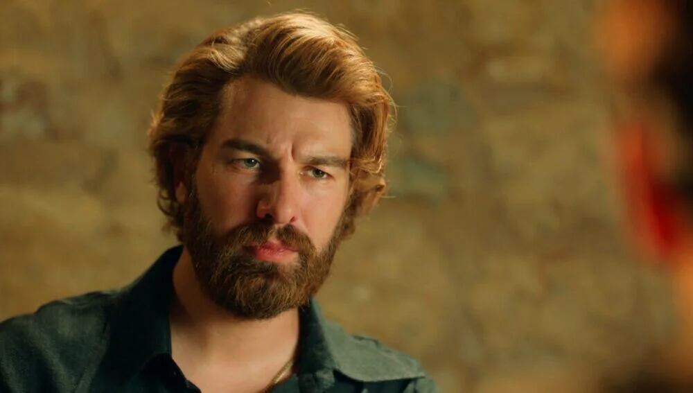 El actor y modelo Furkan Palalı en el papel de Fikret en "Tierra amarga" (Foto: Tims & B Productions)