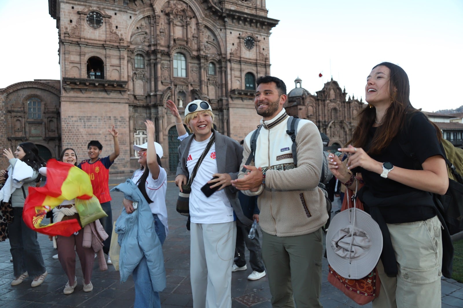 Turistas españoles en la plaza de Armas del Cusco. (Fotos: John Sequeiros)