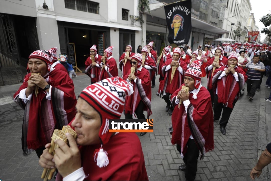 En pasacalle por el Centro Histórico de Lima celebraron 41 años del aniversario del distrito puneño de Unicachi. (Entrevista: Isabel Medina / Foto: Julio Reaño / Trome).