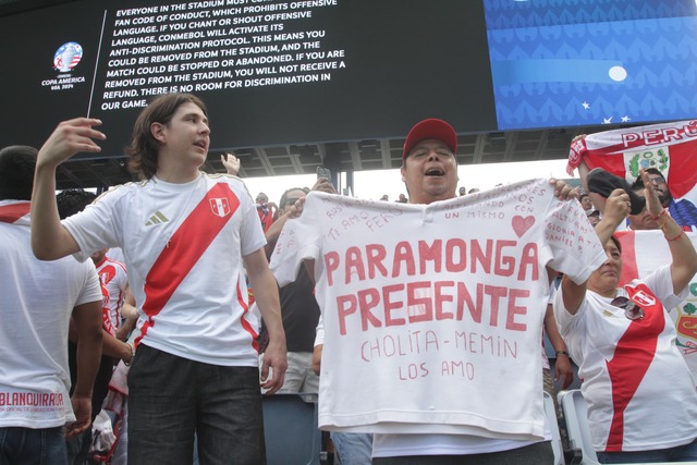 Hinchada blanquirroja se hizo presente en el Perú - Canadá. ( Foro: Alan Ramírez @gec)