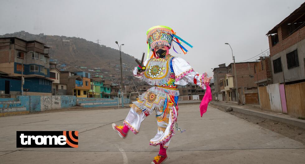 Ayacuchana es una hábil danzante de tijeras