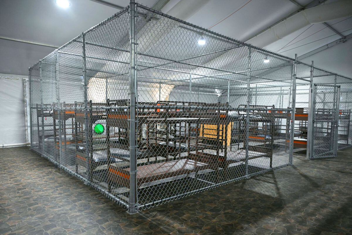 Celda en Alligator Alcatraz. (Photo by ANDREW CABALLERO-REYNOLDS / AFP)