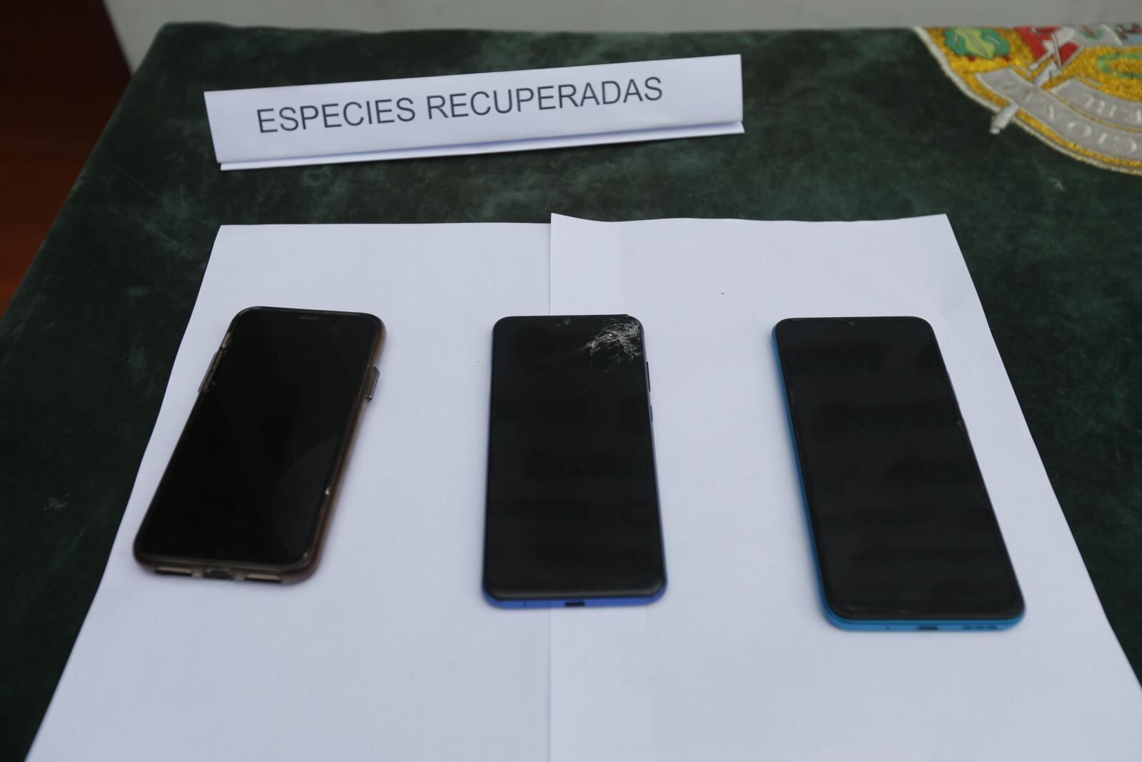 Los intervenidos tenían tres celulares, uno de ellas de la última víctima. | Foto: Violeta Ayasta / Diario Trome