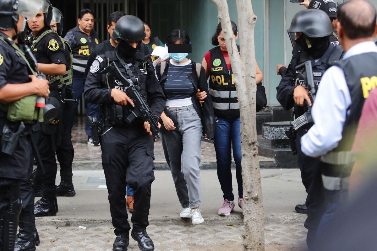 Padres de jóvenes llegaron hasta la sede de la Dirincri para pedir información sobre la detención de sus hijos. (Foto: Jesús Saucedo /@photo.gec)