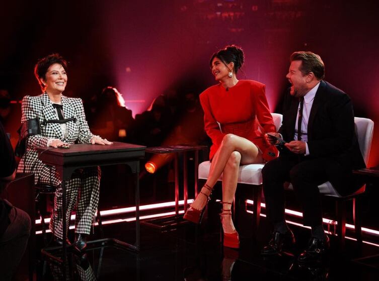 Fotografías de la visita que hicieron Kris y Kylie Jenner a The Late Late Show. (Foto: @kyliejenner / Instagram)