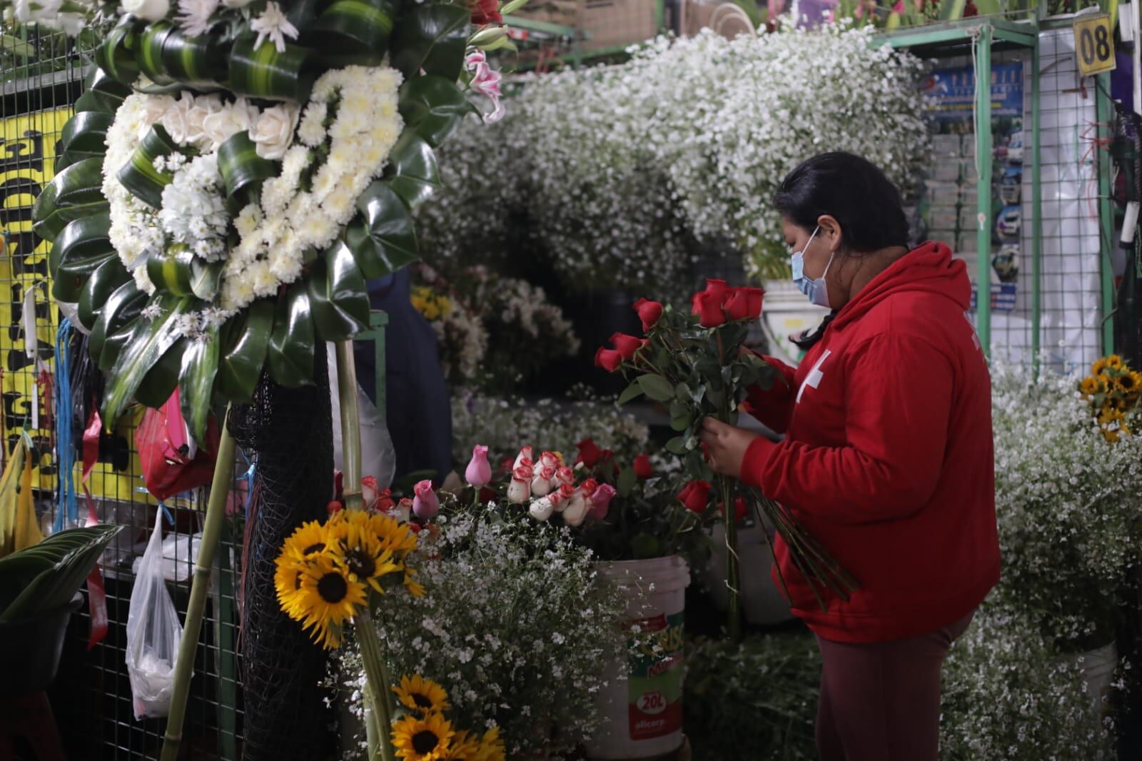 Debido al cierre de cementerios durante el 1 y 2 de noviembre, fechas en las que se celebran el Día de Todos los Santos y el Día de Muertos, respectivamente, los comerciantes de flores mostraron sus molestias por no poder vender como antes. (Foto: Britanie Arroyo / @photo.gec)