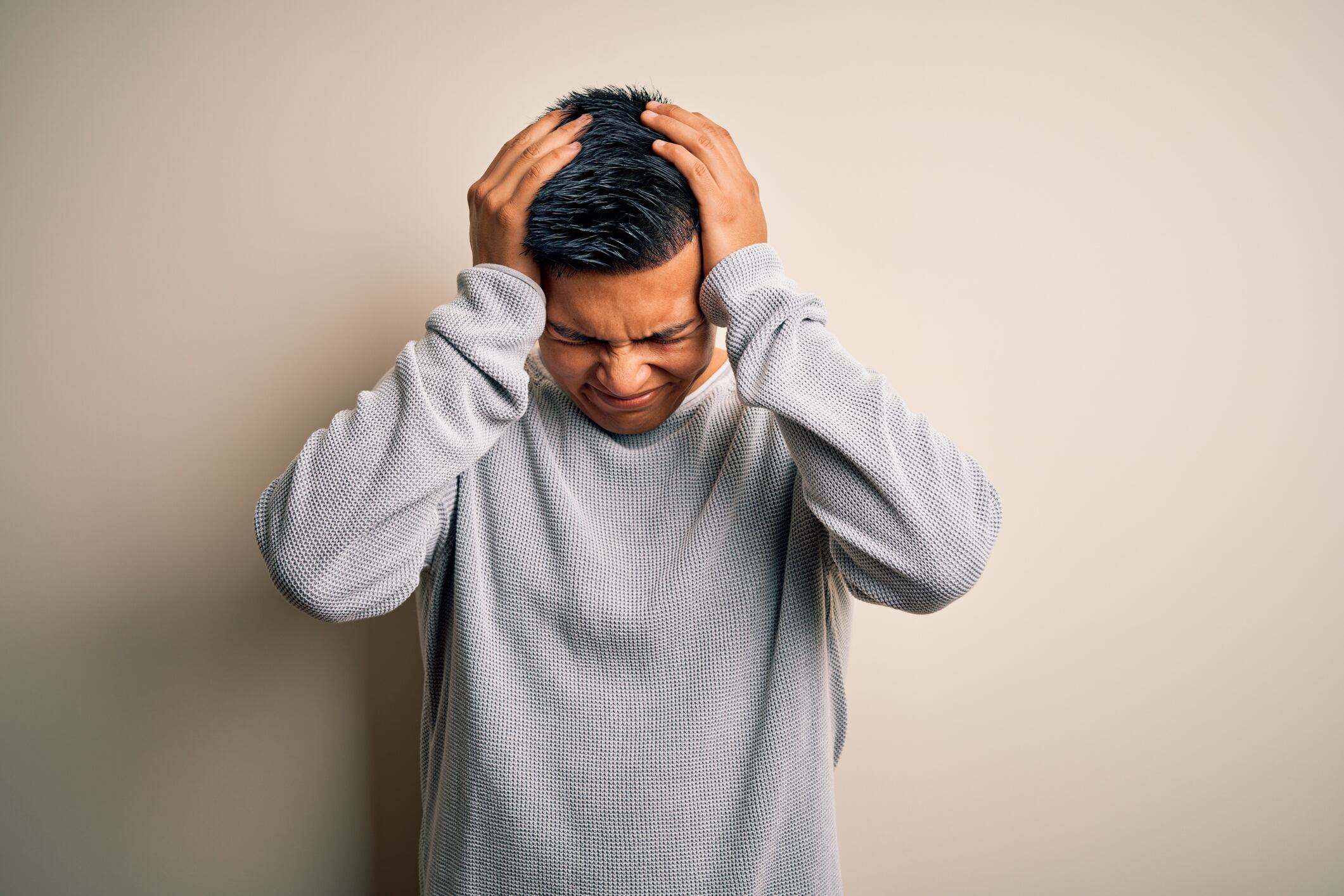 Pensar demasiado altera el funcionamiento del cuerpo al generar un estado de alerta física y estrés constante. Foto: composición/istock