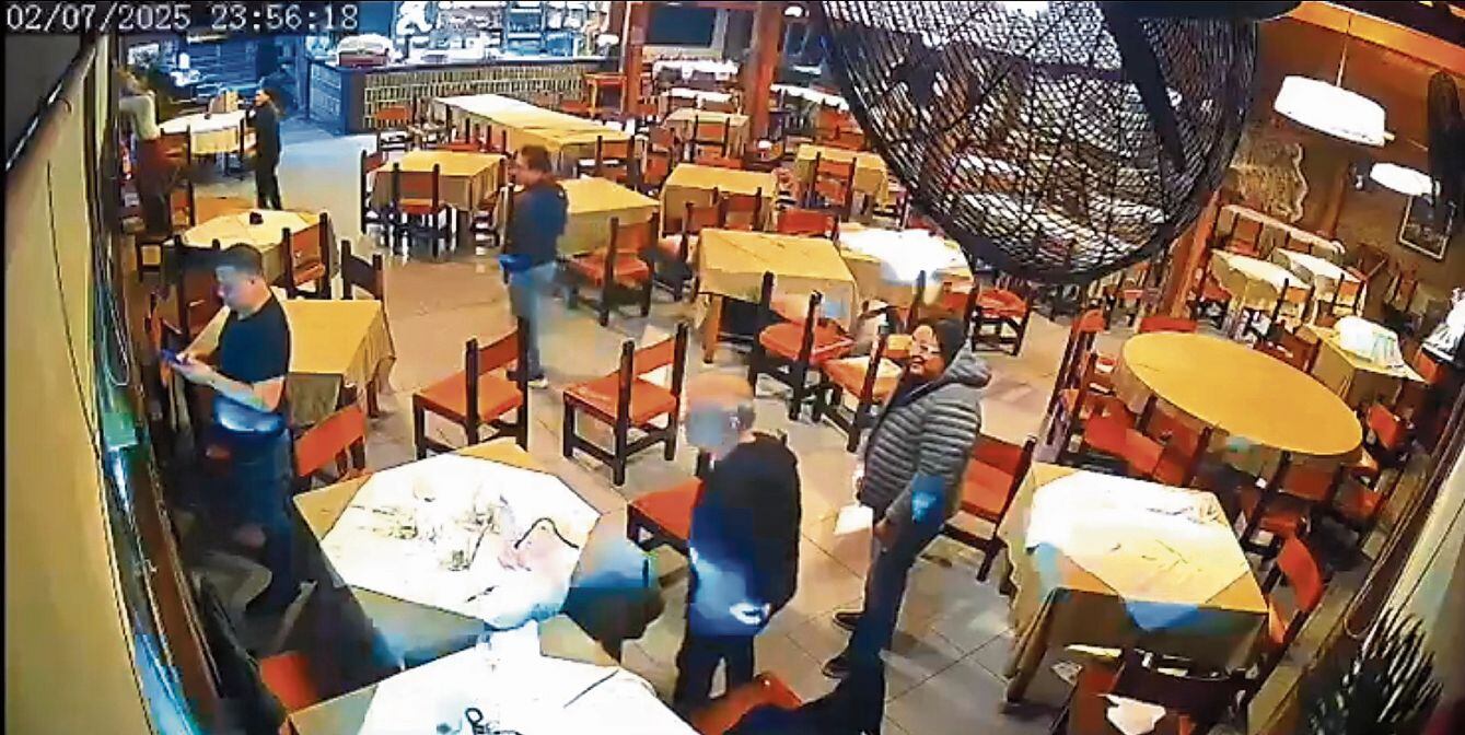 Momento del ataque de Así quedó el carro de Miguel Ángel Requejo Astochado en restaurante de La Molina