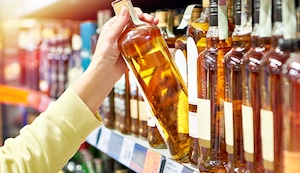 Ojo antes de brindar: así eliges un producto original en estas fiestas