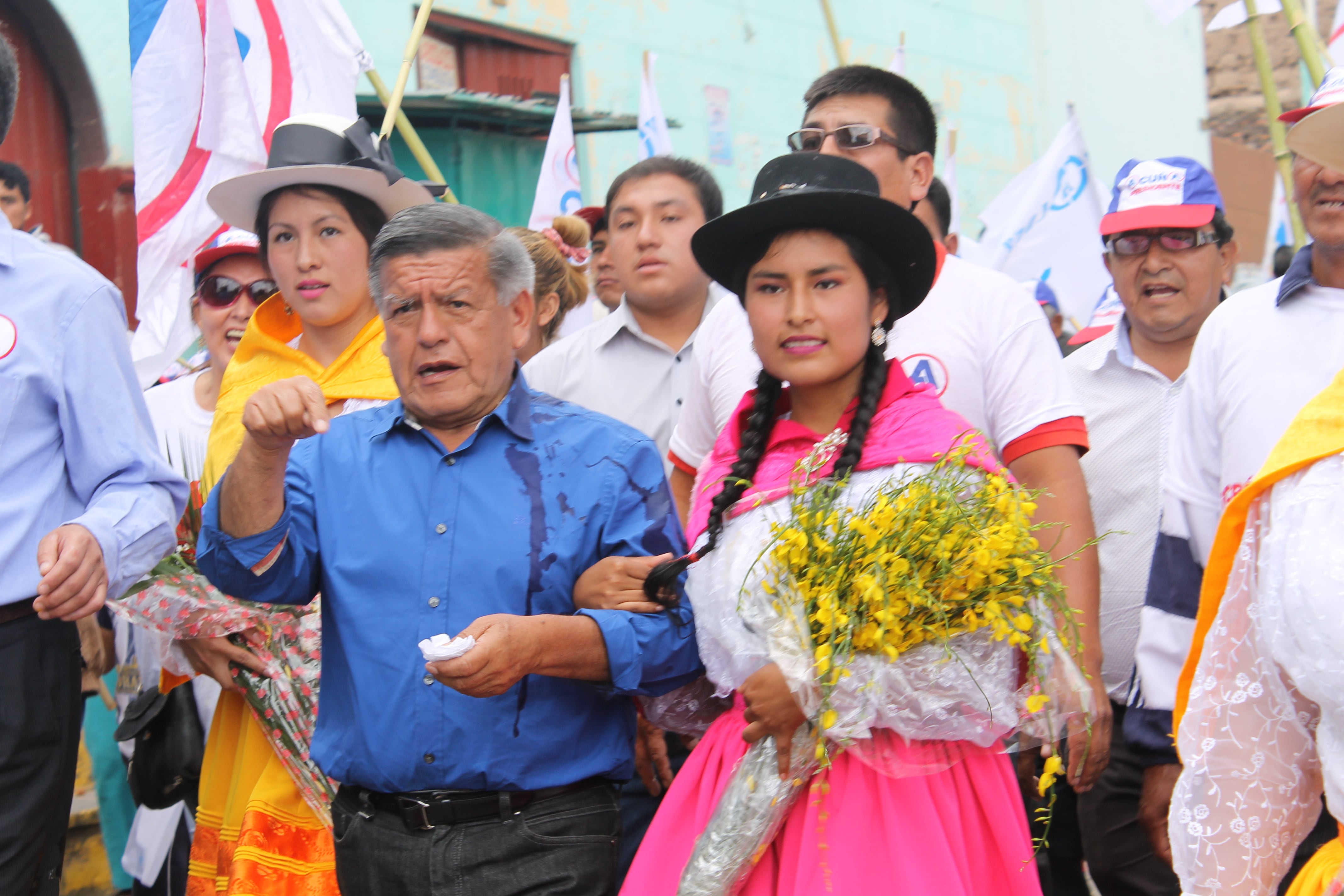 Atacan con huevos a César Acuña.