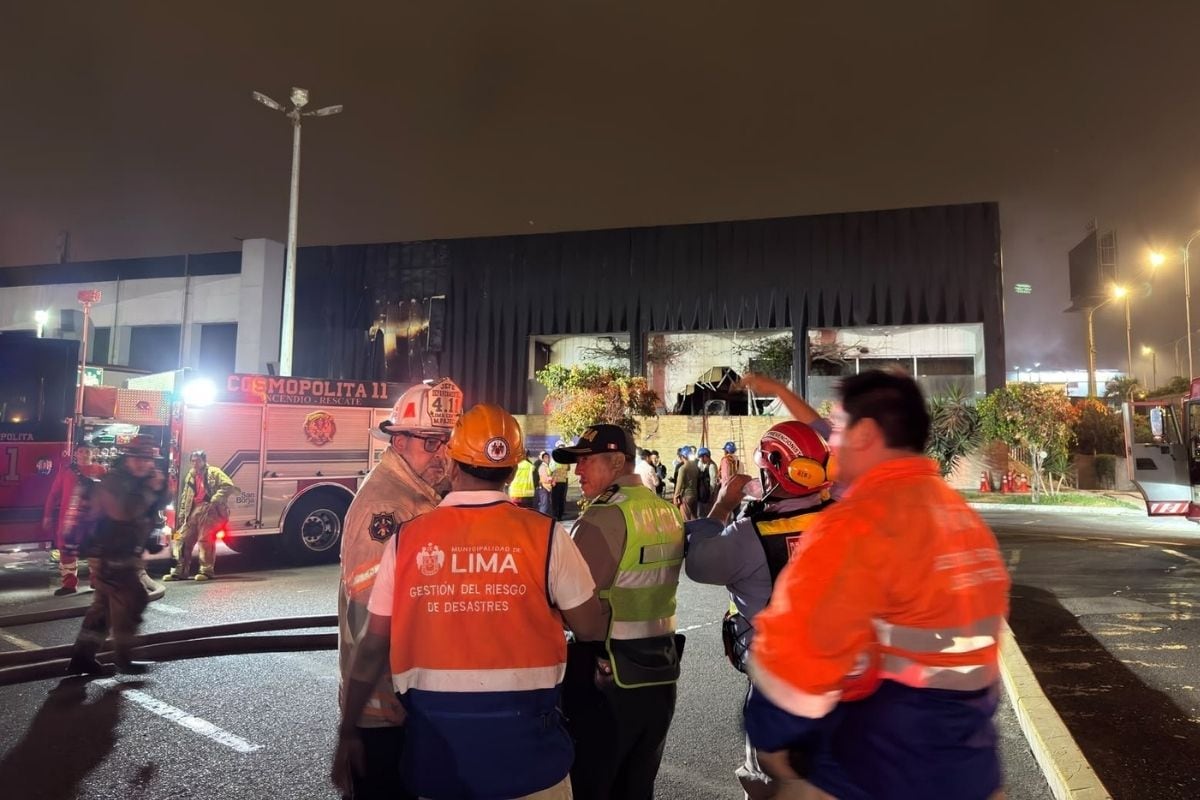 14 unidades de los bomberos trabajaron hasta las 6 de la mañana (Foto: @MuniLima)
