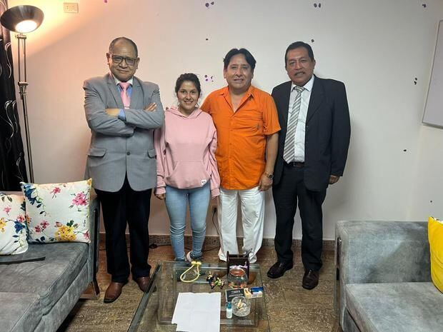 Los abogados José Luis Peña (izquierda), Sandro Balvin (centro) y Juan Pablo Arias (derecha), junto con Yenifer Paredes, cuñada de Pedro Castillo. Foto: Sandro Balvin