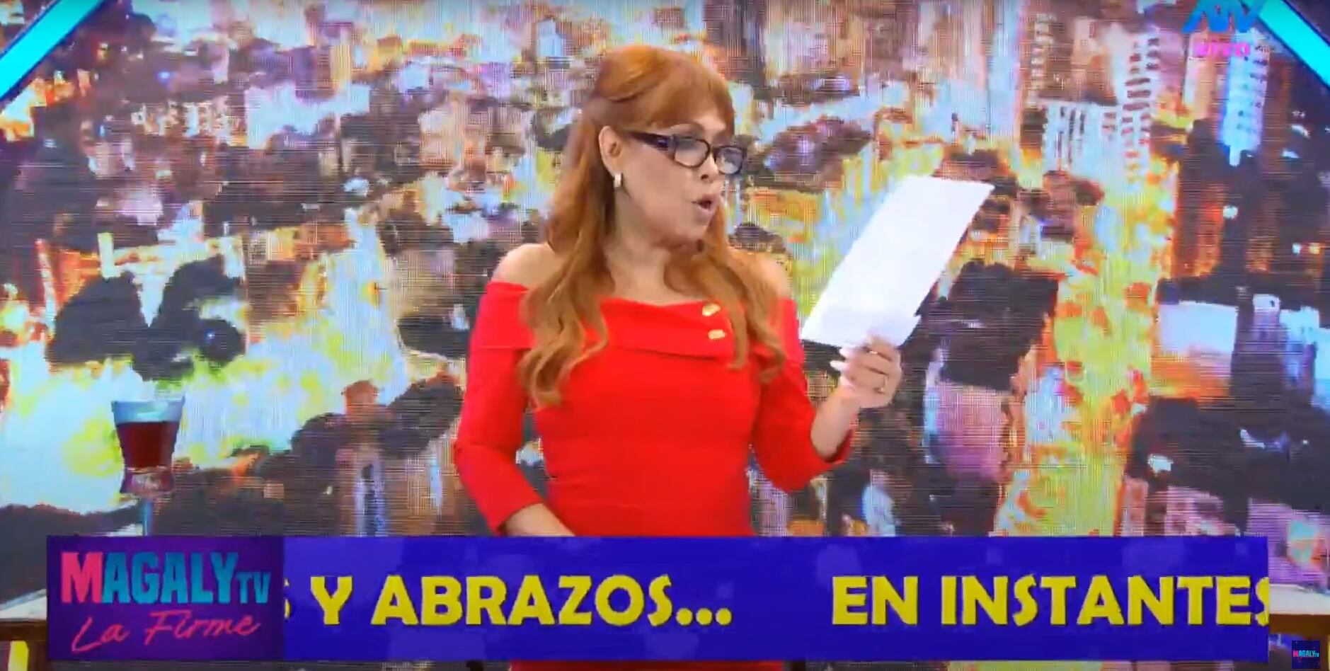 Periodista muestra supuesta carta notarial de Gustavo Salcedo. (Foto: Magaly TV: La Firme)