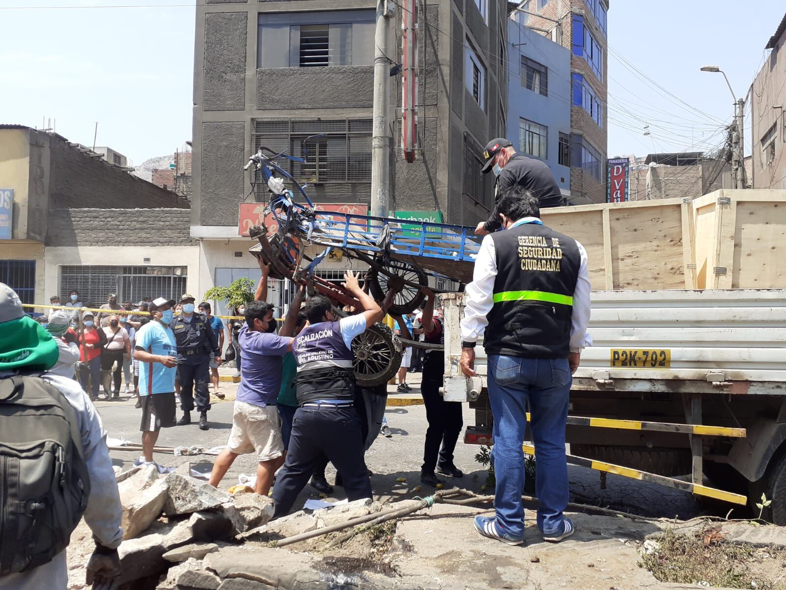 Una vendedora de frutas murió al ser embestida por un descontrolado camión, que bajaba por una pendiente y, según el chofer, se habría quedado sin frenos.