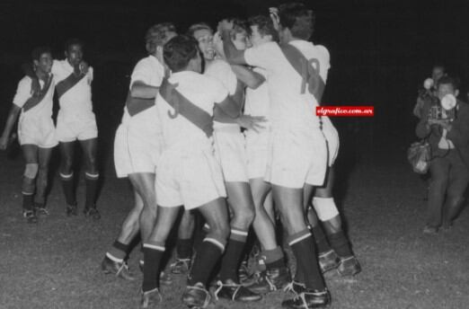 El popular "Conejo" Benítez fue la figura de aquel encuentro (Foto: El Gráfico)