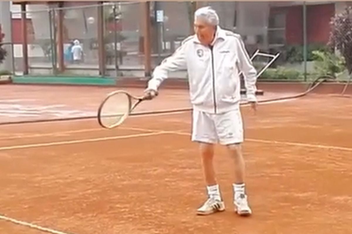 Gastón Acurio Velarde jugando tenis con Ignacio Buse a sus 90 años. (Foto: Captura de video/X)