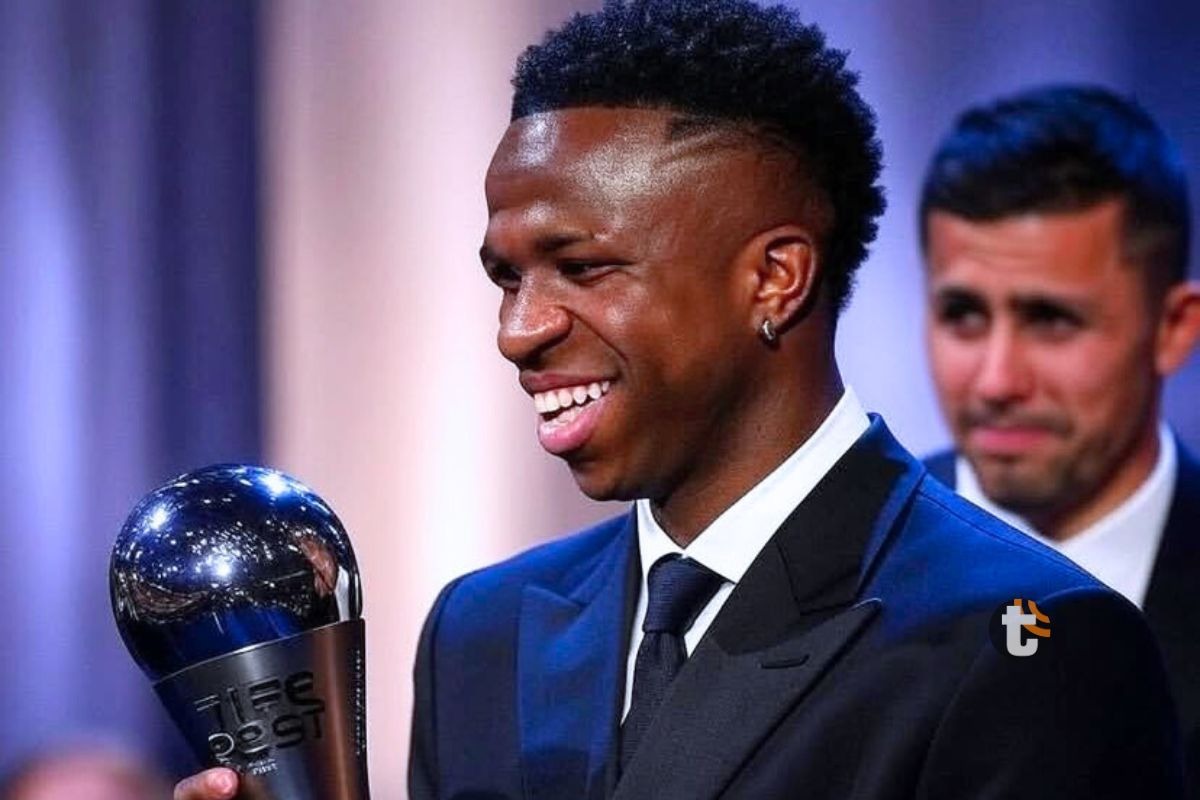 Vinícius Junior recibió el esperado premimde parte de Gianni Infantino (Foto: @fifa)