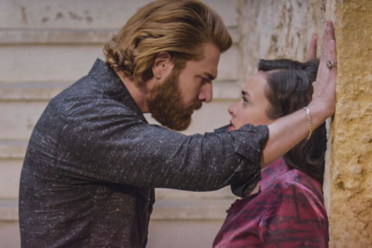 Fikret presionando a Ümit para seguir su plan en contra de Demir (Foto: Tims & B Productions)