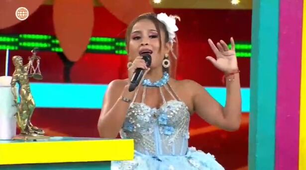Elvia Abril se anima a cantar 'Hay Niveles' de Leslie Shaw en 'El Reventonazo de la Chola'.