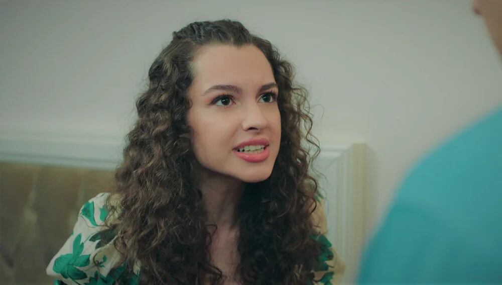 Asiye decepcionada de Ömer en la telenovela turca "Hermanos" (Foto: NG Medya)